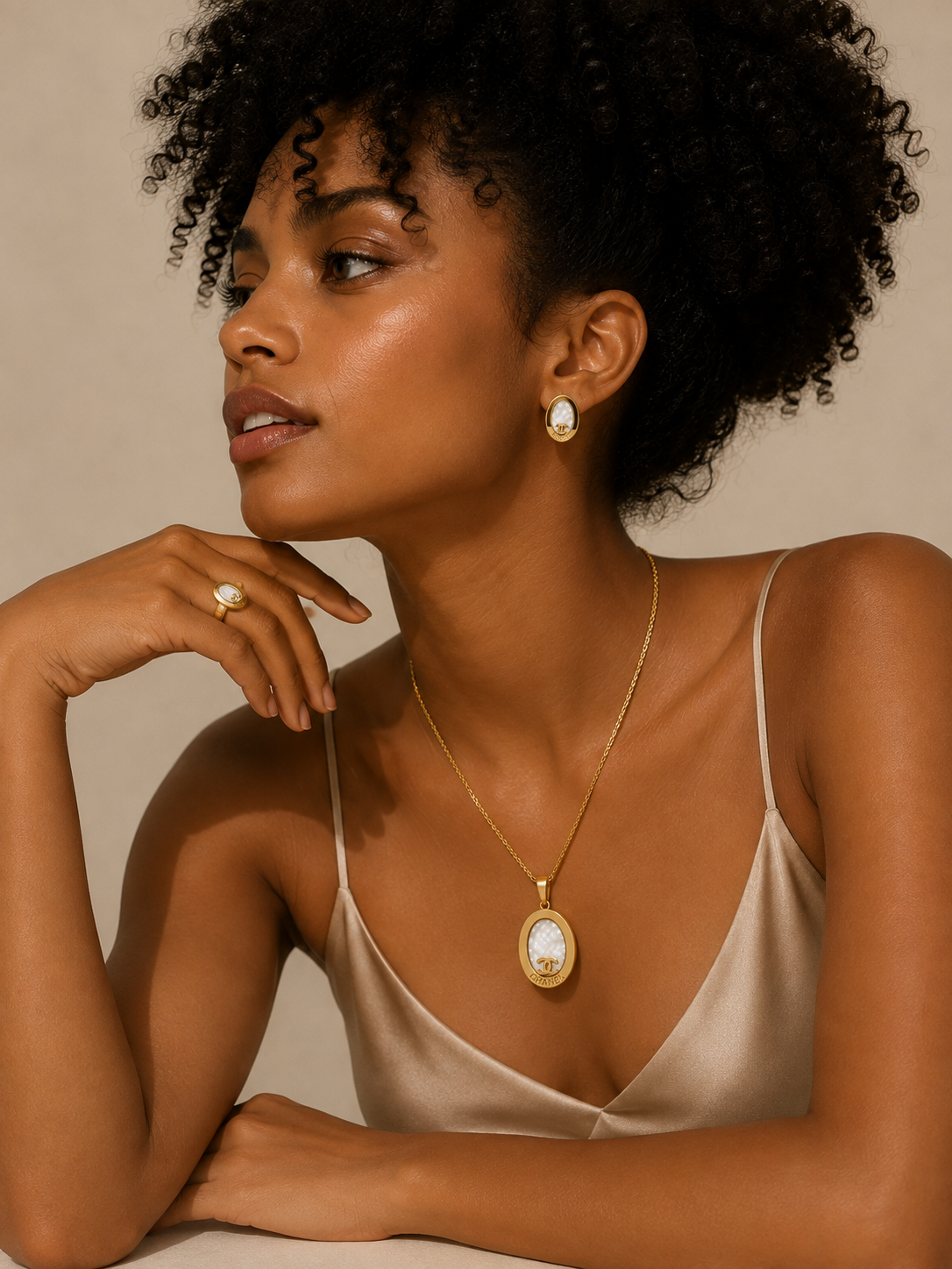 Collar y aretes de acero inoxidable con anillo tamaño 7 Conjunto Dorado (88-119)